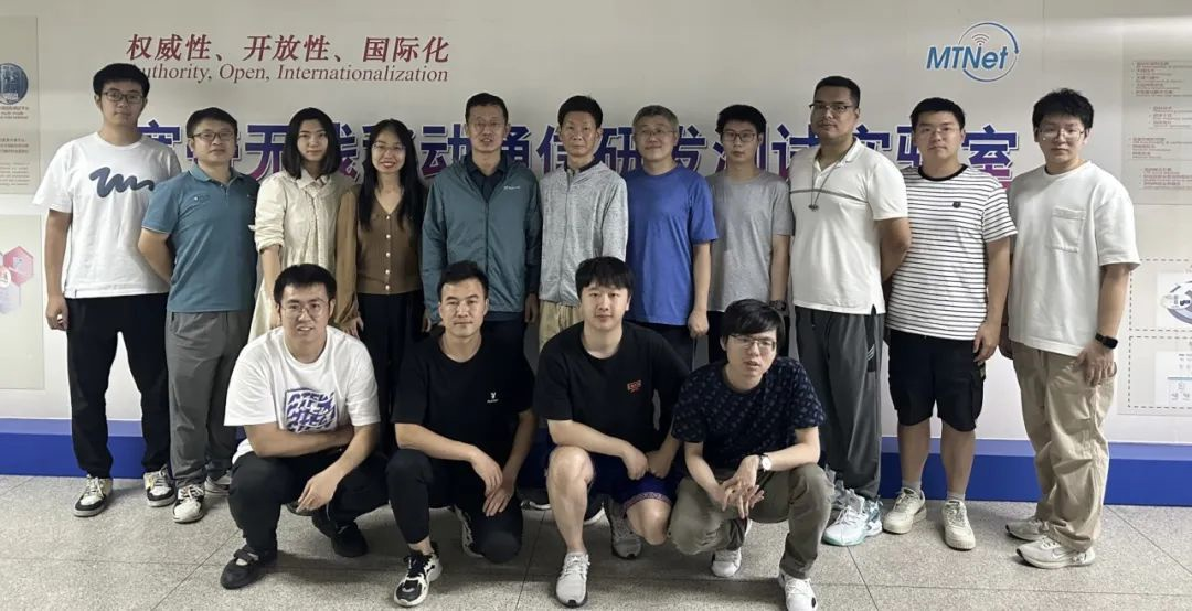 A group photo of Huawei’s staff who completed the IMT-2020 (5G) test